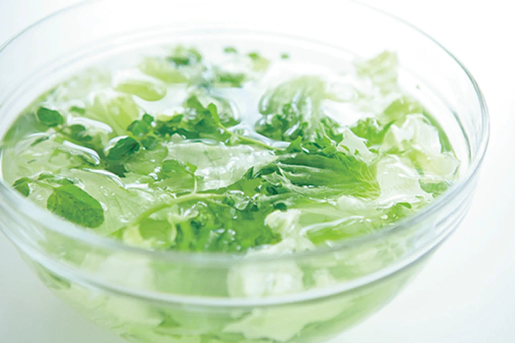 野菜を洗う